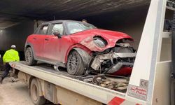 Kocaeli'de köprü ayağına çarpan otomobilin sürücüsü yaralandı