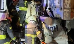 Kocaeli'de Servis Minibüsü İle Kamyon Çarpıştı: 7 Yaralı