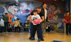 Baba oğul bowling turnuvası renkli anlara sahne oldu