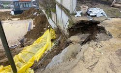 İnşaat kazısında toprak kaydı, yolun bir bölümü çöktü