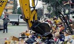Kötü koku ihbarıyla gidilen evden 30 ton çöp çıktı