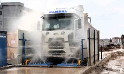 Metro şantiyesinden çıkan araçlar temizlendikten sonra trafiğe karışıyor