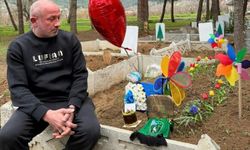 Öldürülen Oğlunun Doğum Gününü Mezarı Başında Kutladı
