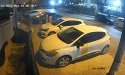 Alevlere teslim olan otomobil dakikalarca böyle yandı