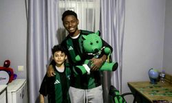 Maskot kostümünden futbolcu çıktı, çocuk taraftarın heyecandan elleri titredi