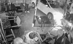 Otomobil kafeye daldı: 2 yaralı