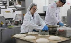 Üniversite öğrencileri kendi elleriyle yaptıkları pideleri iftar çadırında dağıttı