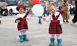 23 Nisan'da çocuklar kırmızı beyaz renklerle sahne aldı