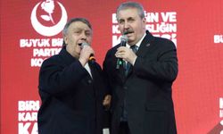 BBP Genel Başkanı Destici, Kocaeli'deki kongrede İsmail Türüt ile sahneye çıkıp türkü söyledi