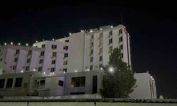 Otelin bahçesinde park halindeki karavan alev alev yandı