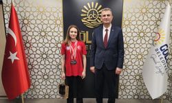 Şampiyon milli yüzücü Alara sevincini Başkan Sezer ile paylaştı