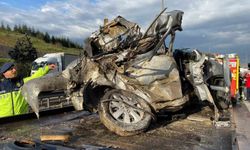 TEM'de otomobil devrilen tır dorsesinin altında kaldı: Karı-koca hayatını kaybetti