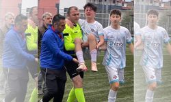 Sakatlanan futbolcuyu maçın hakemi kucağında taşıdı