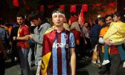 Trabzonlu taraftar Galatasaray'ın şampiyonluk kutlamasına katıldı