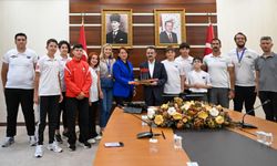 Türkiye Şampiyonu Olan Kocaeli Kürek ve Su Sporları Spor Kulübü Sporcuları, Vali İlhami Aktaş’a Ziyaret