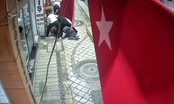 Dört kişi tarafından öldüresiye darbedildi: Olay anı kameraya yansıdı