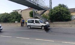Kocaeli'de hafif ticari araç otomobile çarptı: 2 yaralı