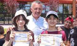 Başkan Büyükakın, Karne Alan Öğrencilerin Mutluluğunu Paylaştı