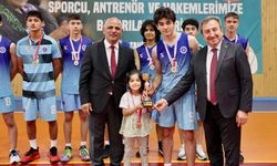 Körfez'de liseler arası voleybol turnuvasının şampiyonları kupalarını aldı