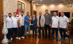 Kocaeli Büyükşehir Belediyesi Kâğıt Spor Kulübü ve Başpehlivanları Vali İlhami Aktaş'ı Ziyaret Etti