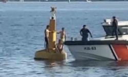 İzmit Körfezi'nde boğulmamak için deniz fenerine çıkan 3 kişiyi Sahil Güvenlik kurtardı