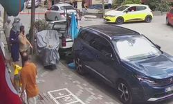 Kaldırıma Çıkan Otomobil Yayalara Çarptı: 2 Yaralı