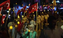 Zafer Bayramı'nda İzmit sokakları fener alayıyla aydınlandı