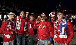 Milli maç için stadyuma akın eden binlerce vatandaş renkli görüntüler oluşturdu