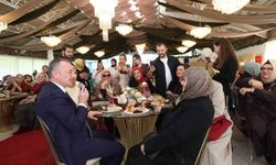 Başkan ile annesinin diyaloğu salonu kırdı geçirdi