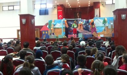Kartepeli çocuklar tiyatroda buluştu