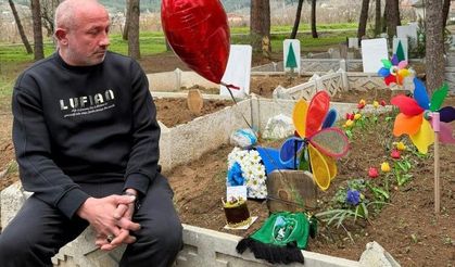 Öldürülen Oğlunun Doğum Gününü Mezarı Başında Kutladı