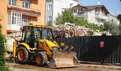 Çatırdayan Bina Yıkıldı, Eşyalarını Bile Alamadılar