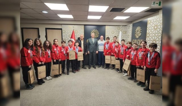 Başkan Sezer Gölcük Belediyesporlu Yüzücüleri Ağırladı