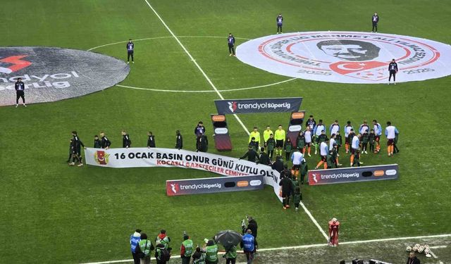 Kocaelispor, Trabzonspor maçına 16 Ocak pankartıyla çıktı