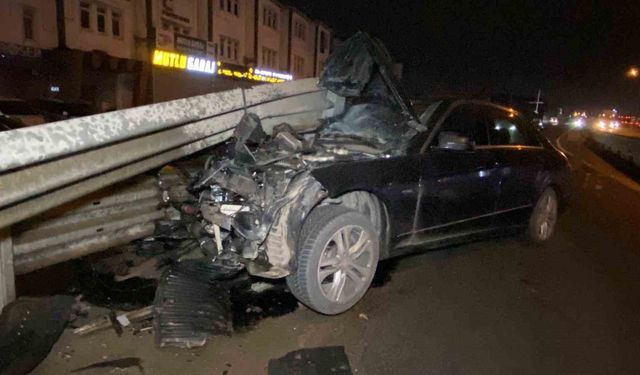 Seyir Halindeki Otomobil Bariyere Saplandı