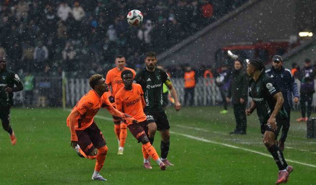 Trendyol Süper Lig: Kocaelispor: 1 - Trabzonspor: 1 (İlk yarı)