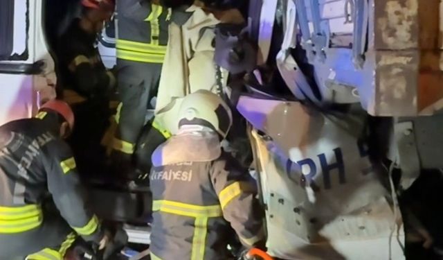 Kocaeli'de Servis Minibüsü İle Kamyon Çarpıştı: 7 Yaralı