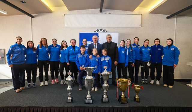 Başkan Büyükakın, Kağıtspor’un Başarılı Sporcularını Tebrik Etti