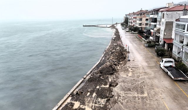 Büyükşehir’den Ulaşlı Sahiline Dalga Kırıcı Set