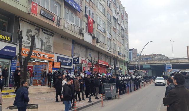 Dem Açıklama Yaparken Esnaf Türk Bayrağı Astı