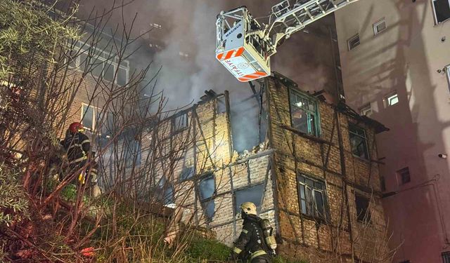 Alev alev yanan iki katlı ahşap metruk bina küle döndü