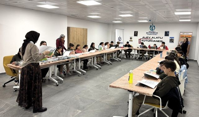 İlkokul öğrencileri elektronik atıklardan tablo yaptı