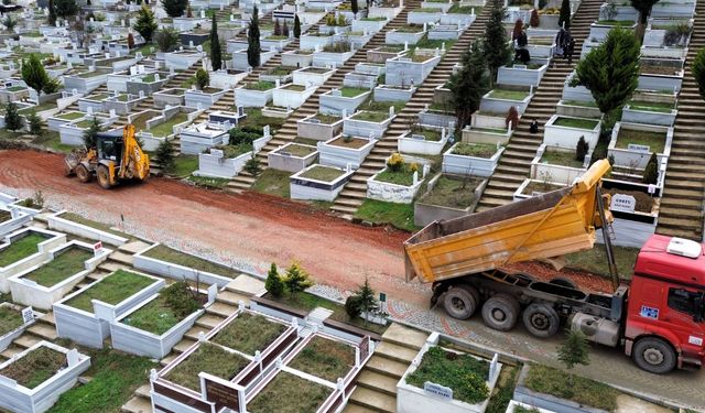 Kocaeli Kent Mezarlığı'nda su hattı yenileme çalışması