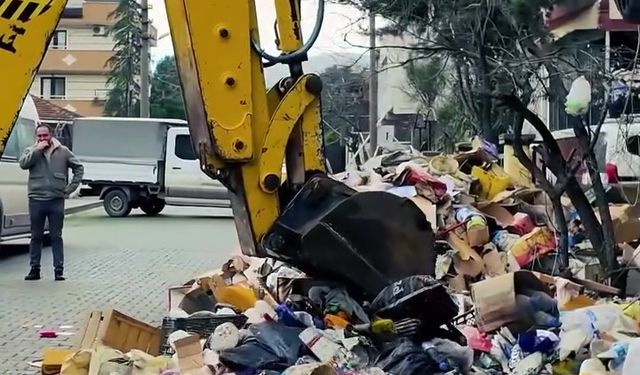 Kötü koku ihbarıyla gidilen evden 30 ton çöp çıktı