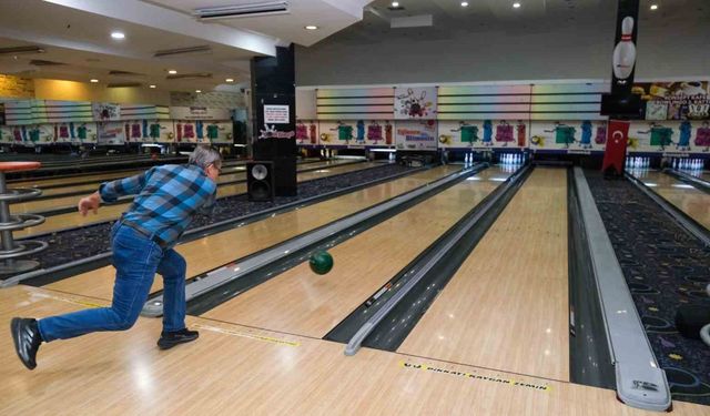 Kuşaklar bowling pistinde buluştu