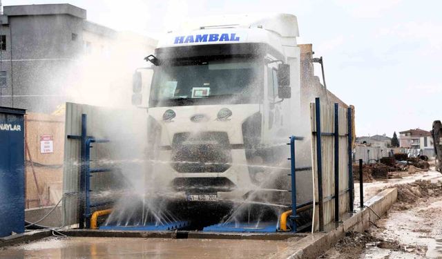 Metro şantiyesinden çıkan araçlar temizlendikten sonra trafiğe karışıyor