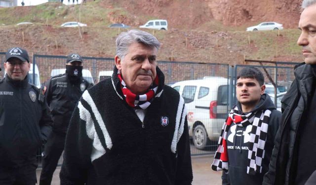 Serdar Adalı taraftarla birlikte maça geldi