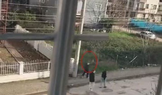 Sokak ortasında havaya ateş eden çocuk kamerada