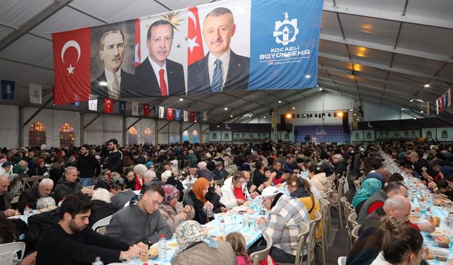 Büyükşehir’in İzmit’teki Kardeşlik Sofrası Dolup Taşıyor