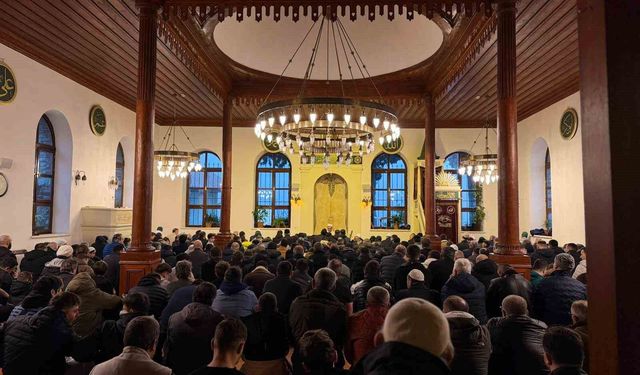 700 yıllık Orhan Camii'nde bayram coşkusu